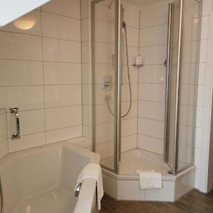 Zimmer mit Kingsize-Bett
