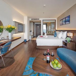 Grand Beachfront King Suite