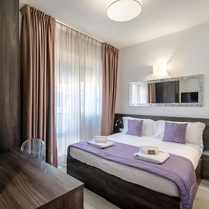 Camera piccola con letto king size