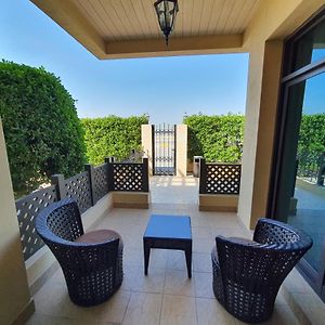 Camera superior con letto king size con vista sulla spiaggia