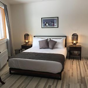Deluxe Queen Suite