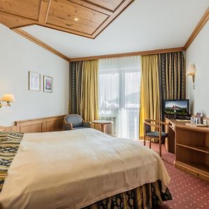 Zimmer mit Kingsize-Bett