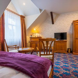 Zimmer mit Kingsize-Bett