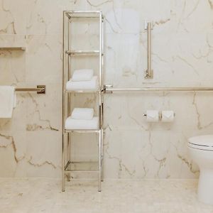 Deluxe Queen Room Disability Access
