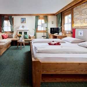 Zimmer mit Kingsize-Bett