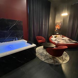 Legend Majestic Superbe Love Room - Jacuzzi - Champagne - Romantisme - parking privé