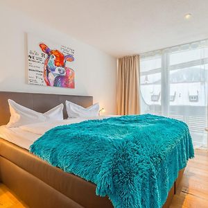 Kleines Zimmer mit Kingsize-Bett