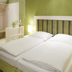 Zimmer mit Kingsize-Bett