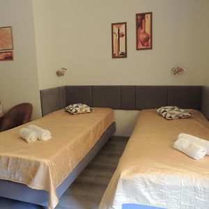 Kleines Zimmer mit zwei Einzelbetten