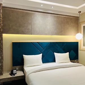 Superior Room Local Delhi Sightseeing 3-4 location private sedan car