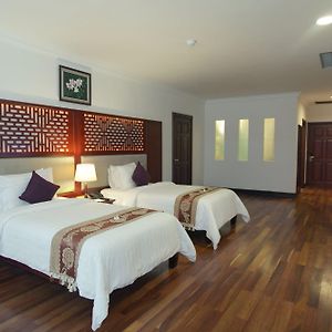Deluxe Twin Room 2 Way Airport Transfers