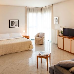 Studio con letto king size in edificio annesso