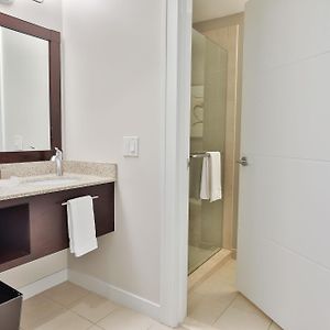Deluxe  Queen Room Mobility accessible