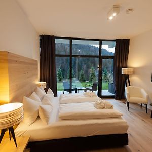 Zimmer mit Kingsize-Bett