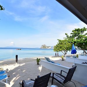 Zimmer mit zwei Einzelbetten und mit Strandblick