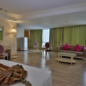 Executive Corner Suite Studio
