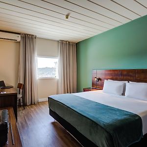 Zimmer mit Kingsize-Bett