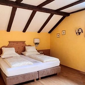 Zimmer mit Kingsize-Bett