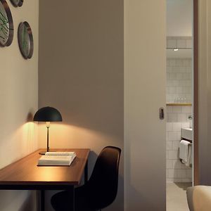 Mittelgroßes Zimmer mit Kingsize-Bett