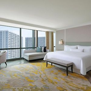 Junior King Suite Club Lounge Access
