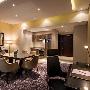 2 Bedrooms Royal Suite 1 King Bed 142Sqm Inc Kitchen Living Room Executive Club