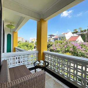 Deluxe Twin Room Garden or City View Balcony Bathtub