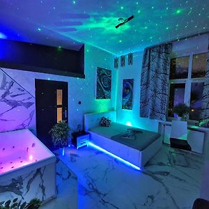 Studio Lit King-Size