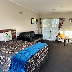 Deluxe One-Bedroom Apartment