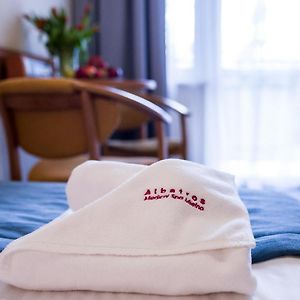 Zimmer mit Kingsize-Bett