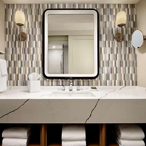 Deluxe King Suite