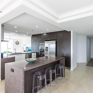 Deluxe One-Bedroom Apartment
