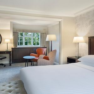 One-Bedroom Honeymoon King Suite Sofa Bed