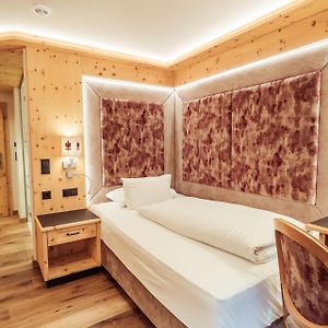 Zimmer mit Kingsize-Bett