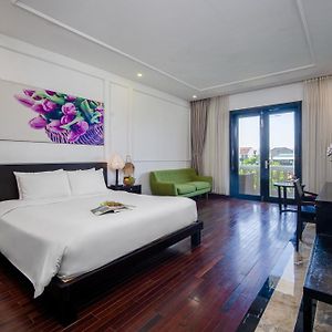 Deluxe Double Room River View Balcony Bathtub