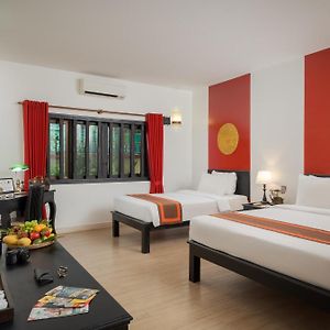 Deluxe Family Room with Pool View Free Pickup