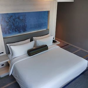 Aloft Guest room 1 King