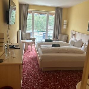 Zimmer mit Kingsize-Bett