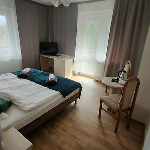 Mały pokój z łóżkiem king-size