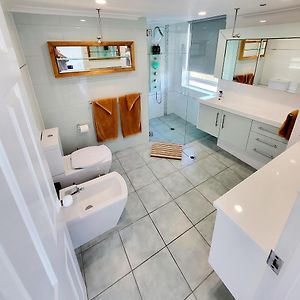 Deluxe One-Bedroom Apartment