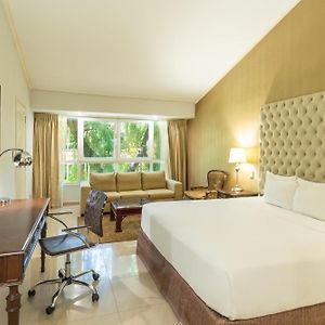 Junior King Suite Club Lounge Access