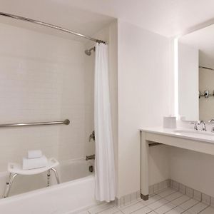 Suite 1 King Alternate bed sofa bed Corner room