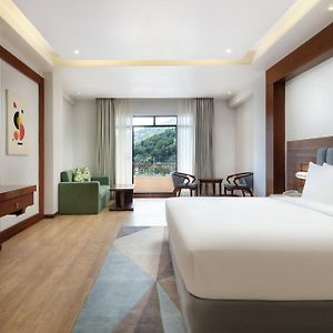 King Suite Hills View