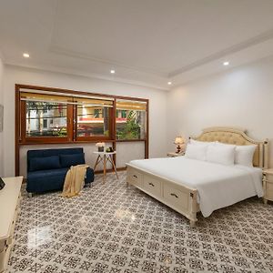 Luxe Paradise Suites Dich Vong Hau