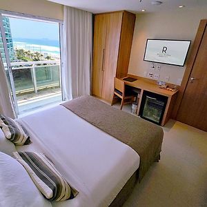 Quarto Superior com Cama Casal e Vista Lateral do Mar