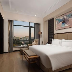 Premium King Suite Garden View