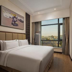 Deluxe King Suite Garden View