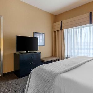 King Suite Mountain View Accessible or Non-Smoking