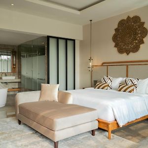 Pool King Suite