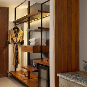 Studio Lit King-Size
