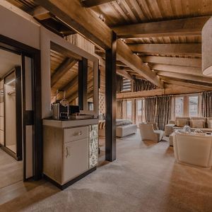 Signature Deluxe Executive King Suite